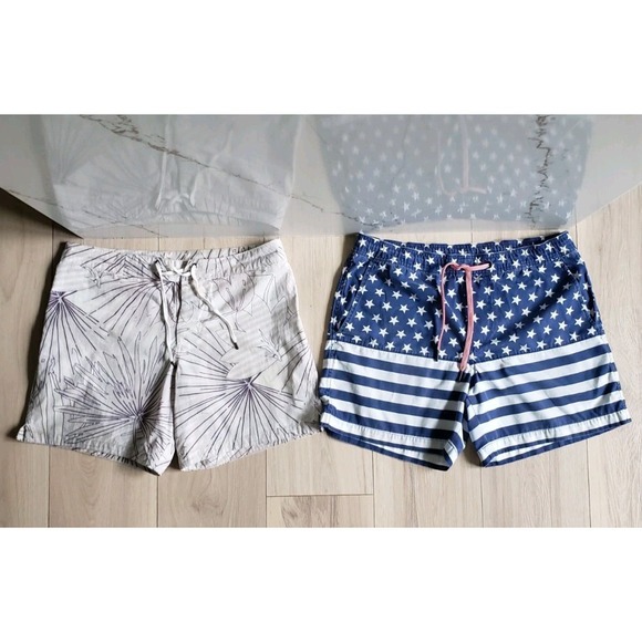 GAP Swim Shorts Lot Mens S 2pc USA Flag & Beige Floral Print Trunks Boardshorts - Picture 2 of 11